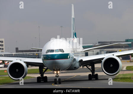 Cathay Pacific Airways Boeing 777-367ER-Verkehrsflugzeug B-KQX mit Rollen am internationalen Flughafen Manchester England Vereinigtes Königreich UK Stockfoto