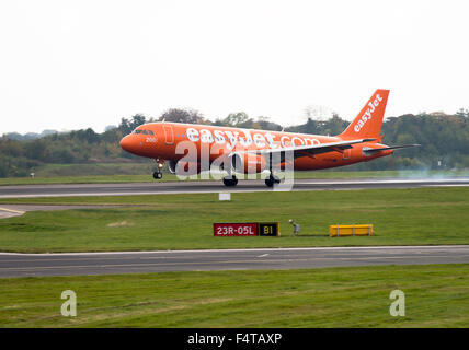 Alle Orange Farben von EasyJet Airlines Airbus A320-214-Verkehrsflugzeug G-EZUI landet auf dem Flughafen Manchester-England-Großbritannien Stockfoto