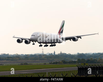 Emirates Airline Airbus A380-861 Airliner A6-EDT landet auf dem internationalen Flughafen Manchester England Vereinigtes Königreich UK Stockfoto