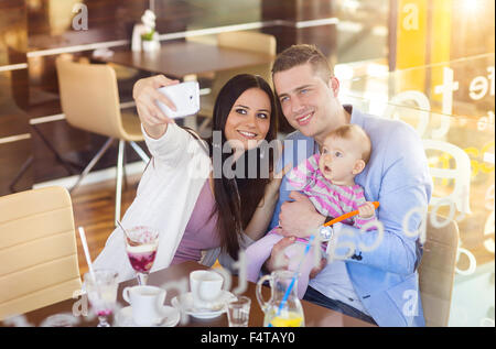 Junge Familie im café Stockfoto