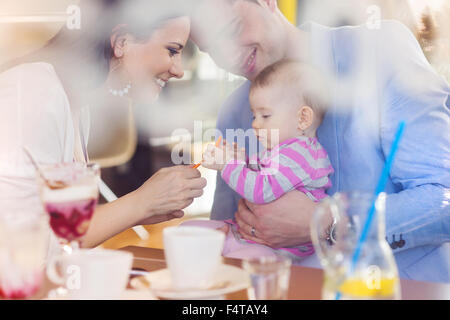 Junge Familie im café Stockfoto