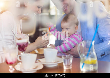 Junge Familie im café Stockfoto