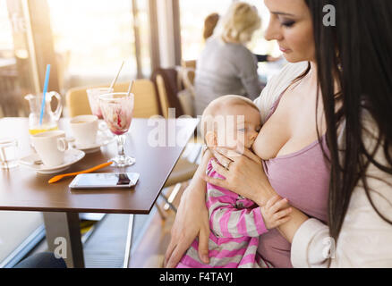 Mutter stillen ihr baby Stockfoto