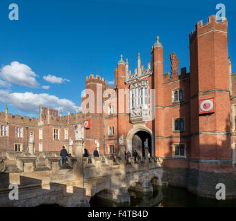 Europa, Großbritannien, England, London, Hampton Court West Front graben Stockfoto