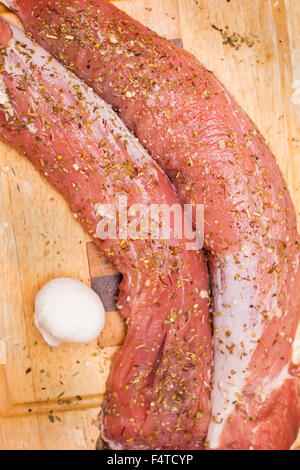 Rohe Schweinefilet in Kräuter zum Kochen an Bord Küche vorbereitet. Stockfoto