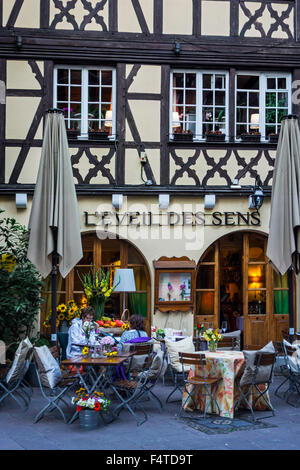 Gelegt Tische draußen vor dem Restaurant in der Stadt Straßburg, Elsass, Frankreich Stockfoto