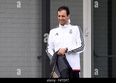 Turin, Italien. 20. Oktober 2015. Juventus-Trainer Massimiliano Allegri besucht eine Trainingseinheit am Vorabend des Fußball-UEFA Champions League Spiel zwischen Juventus F.C. und Borussia Moenchengladbach in Vinovo, in der Nähe von Turin, Italien, 20. Oktober 2015. Foto: Stefano Gnech/Dpa/Alamy Live News Stockfoto