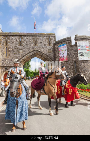 England, West Sussex, Arundel, Arundel Castle, Ritter zu Pferd vor Schlosseingang Stockfoto