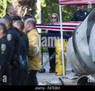 Beverly Hills, Kalifornien, USA. 9. Mai 2014. Die amerikanische Flagge Funktionen 50 weiße fünf fünfzackige Sterne Vertreter jedes Staates zusammen mit 13 roten und weißen Balken oder Streifen, eine für jeden der ursprünglichen 13 Kolonien, erscheint in einer Vielzahl von Möglichkeiten landesweit als auch international. Traditionell auf eine Fahnenstange erhoben sowie drapiert auf der Vorderseite eines Gebäudes oder in den Fenstern der Häuser und Geschäfte, die US-Flagge auch in der Art von Kleidung, Hüte, Schuhe, Bumperstickers, Zeichnungen, Flecken und in den Händen vieler während Independence Day oder andere patriotische Veranstaltung finden Sie in Stockfoto