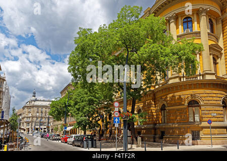 ELTE-Universität Bibliothek, ELTE Egyetemi Konyvtar, Straßenszene Stockfoto