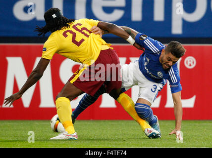 Gelsenkirchen, Deutschland. 22. Oktober 2015. Schalke Junior Caicara (R) und Prager Costa wetteifern um die Kugel während der UEFA Europa League Gruppe K-Fußballspiel zwischen FC Schalke 04 und AC Sparta Prag in der Veltins Arena in Gelsenkirchen, Deutschland, 22. Oktober 2015. Foto: ROLAND WEIHRAUCH/Dpa/Alamy Live News Stockfoto