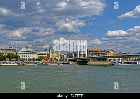 Elisabethbrücke, Erzsebet verbarg, die Donau, Kirche Belvarosi plebaniatemplom Stockfoto