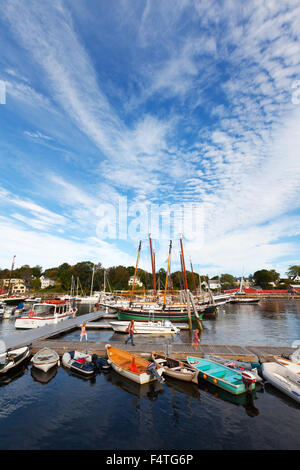 Sonnenschein und Segelboote vor Anker, Camden Harbor, Maine, USA Stockfoto