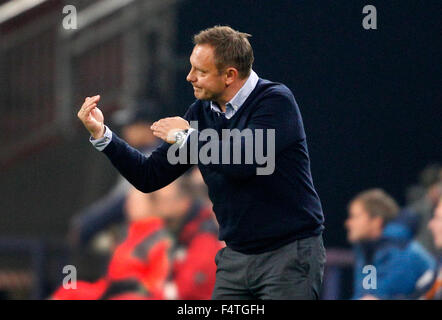 Gelsenkirchen, Deutschland. 22. Oktober 2015. Schalke Trainer Andre Breitenreiter Gesten an der Seitenlinie während der Fußball-UEFA Europa League Gruppe K match zwischen FC Schalke 04 und AC Sparta Prag in der Veltins Arena in Gelsenkirchen, Deutschland, 22. Oktober 2015. Foto: ROLAND WEIHRAUCH/Dpa/Alamy Live News Stockfoto