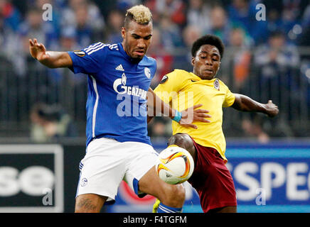 Gelsenkirchen, Deutschland. 22. Oktober 2015. Schalke Eric Maxim Choupo-Moting (L) in Aktion gegen Prager Tiemoko Konate während der Fußball-UEFA Europa League Gruppe K match zwischen FC Schalke 04 und AC Sparta Prag in der Veltins Arena in Gelsenkirchen, Deutschland, 22. Oktober 2015. Foto: ROLAND WEIHRAUCH/Dpa/Alamy Live News Stockfoto