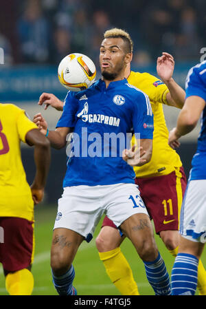 Gelsenkirchen, Deutschland. 22. Oktober 2015. Schalke Eric Maxim Choupo-Moting (vorne) in Aktion gegen Prager Lukas Marecek (hinten) während der Fußball-UEFA Europa League Gruppe K match zwischen FC Schalke 04 und AC Sparta Prag in der Veltins Arena in Gelsenkirchen, Deutschland, 22. Oktober 2015. Foto: GUIDO KIRCHNER/Dpa/Alamy Live News Stockfoto