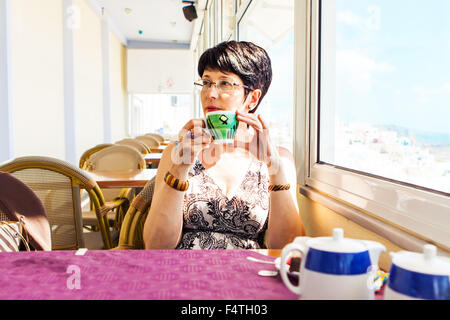 Schöne Frau mit einer Tasse Tee oder Kaffee Stockfoto