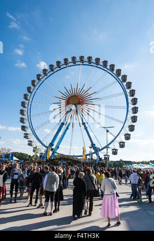 München, Deutschland - SEPTEMBER 30: Menschen vor ein Riesenrad auf dem Oktoberfest in München, Deutschland am 30. September 2015. Stockfoto