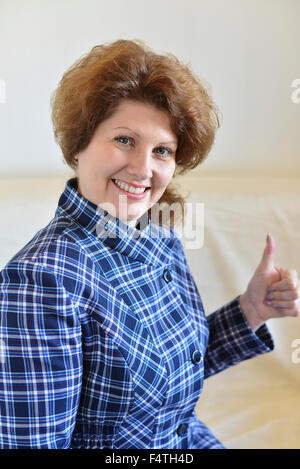 Frau zeigt einer Geste, dass alles in Ordnung ist Stockfoto