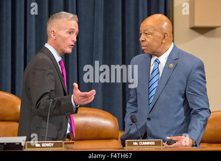 US-amerikanischer Jurist Trey Gowdy (Republican of South Carolina), Vorsitzender und uns Vertreter Elijah Cummings (Demokrat of Maryland), Ranking Member uns House Select Committee on Benghazi, haben eine Diskussion vor dem Empfang Zeugnis vom ehemaligen US-Außenministerin Hillary Rodham Clinton, 2016-demokratische Partei-Nominierung für das Präsidentenamt der Vereinigten Staaten, auf dem Capitol Hill in Washington , DC auf Donnerstag, 22. Oktober 2015. Bildnachweis: Ron Sachs/CNP - kein Draht-Dienst- Stockfoto