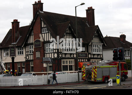 Eastleigh, Hampshire, UK. 22. Oktober 2015. Resultate von Feuerwehr packen ein Feuer in einem Restaurant in Hampshire.  Das Feuer auf Leigh Straße, Eastleigh, Rauchwolken in den Himmel geschickt und wird geglaubt, um an einem Curry Haus sein.  Ein Hampshire Feuer und Rettung Sprecher sagte: "rund 30 Feuerwehrleute, die derzeit zu tun mit einem Feuer in Eastleigh curry Haus." die Ursache des Feuers ist nicht bekannt, in diesem Stadium.  Das Feuer wird geglaubt, um 12:50 am Badi Mirchi indisches Restaurant ausgebrochen.  Die Hauptstraße hat abgeriegelt worden, während Feuerwehrleute den Brand bekämpfen. Bildnachweis: Uknip/Alamy Live N Stockfoto