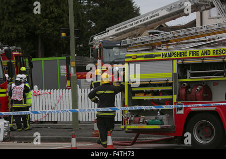 Eastleigh, Hampshire, UK. 22. Oktober 2015. Resultate von Feuerwehr packen ein Feuer in einem Restaurant in Hampshire.  Das Feuer auf Leigh Straße, Eastleigh, Rauchwolken in den Himmel geschickt und wird geglaubt, um an einem Curry Haus sein.  Ein Hampshire Feuer und Rettung Sprecher sagte: "rund 30 Feuerwehrleute, die derzeit zu tun mit einem Feuer in Eastleigh curry Haus." die Ursache des Feuers ist nicht bekannt, in diesem Stadium.  Das Feuer wird geglaubt, um 12:50 am Badi Mirchi indisches Restaurant ausgebrochen.  Die Hauptstraße hat abgeriegelt worden, während Feuerwehrleute den Brand bekämpfen. Bildnachweis: Uknip/Alamy Live N Stockfoto