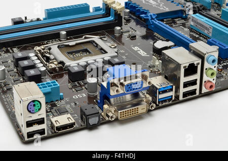 I/o-Ports auf der Rückseite ein ASUS-Mainboard, einschließlich Tastatur, USB, S/PDIF, HDMI, VGA, DVI-D, Ethernet und Audio-Buchsen. Stockfoto