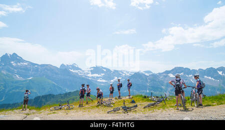 Biker auf Tour in den Schweizer Alpen, Portes du Soleil Region touristisch. Stockfoto