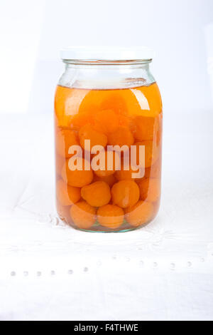 Geschmorte Mirabelle Pflaumen in einem Glas. Stockfoto
