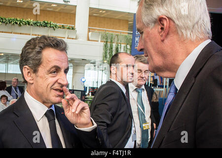 Der ehemalige französische Premierminister Nicolas Sarkozy und Präsident von Les Republicains Partei (L) und Michel BARNIER Mitglied des Europäischen Parlaments (MdEP) während der zweite Tag der Europäischen Volkspartei EVP Kopf des Kongresses in Madrit, Spanien auf 22.10.2015 von Wiktor Dabkowski Stockfoto