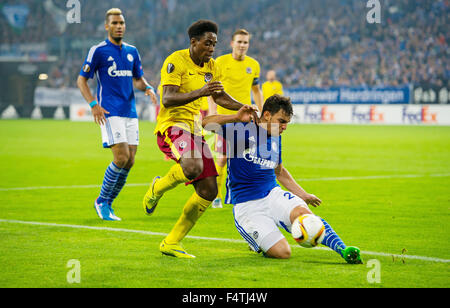 Gelsenkirchen, Deutschland. 22. Oktober 2015. Schalke Kaan Ayhan (r) im Kampf gegen Prager Tiemoko Konate (l) während der Fußball-UEFA Europa League Gruppe K match zwischen FC Schalke 04 und AC Sparta Prag in der Veltins Arena in Gelsenkirchen, Deutschland, 22. Oktober 2015. Foto: GUIDO KIRCHNER/Dpa/Alamy Live News Stockfoto