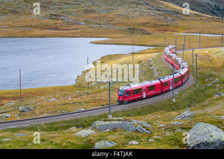 RhB im Lago Bianco im Bernina-Pass im Engadin Stockfoto