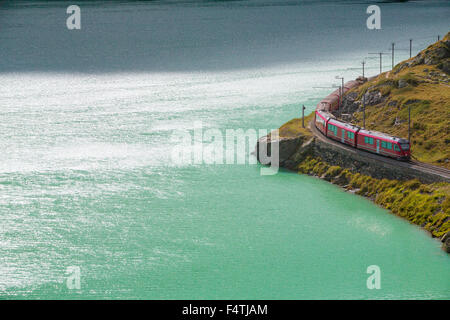 RhB im Lago Bianco im Bernina-Pass im Engadin Stockfoto