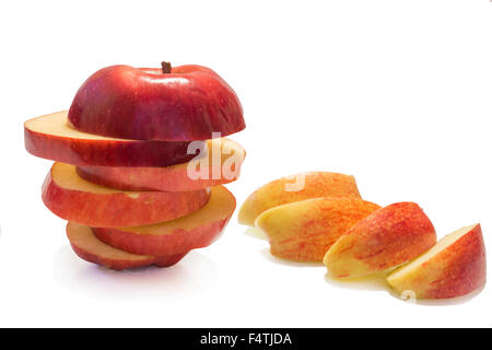 Das Foto zeigt einen Apfel auf weißem Hintergrund Stockfoto