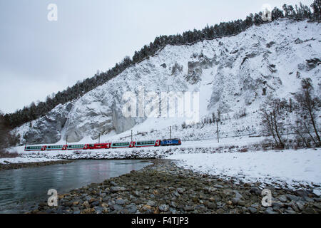 Glacier express, trainieren im Rhein Schlucht in der Nähe von Versam, Stockfoto