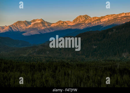 Letzten Sonnenlicht beleuchtet die Bergkette in Whistler, Britisch-Kolumbien, Kanada, Nordamerika. Stockfoto