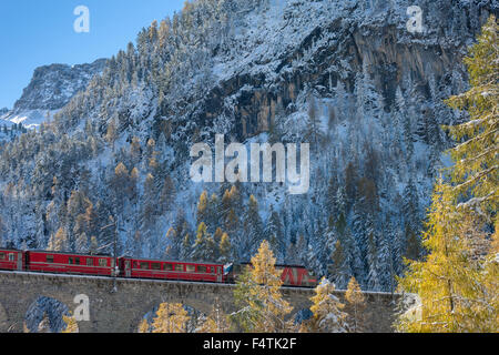 Albula-Bahn, Albula, Eisenbahn, Zug, Schweiz, Kanton Graubünden, Graubünden, UNESCO, Weltkulturerbe, Brücke, Autu Stockfoto