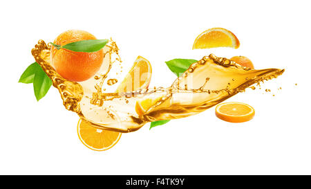 Orangensaft-Splash mit Orangen auf dem weißen Hintergrund isoliert. Stockfoto