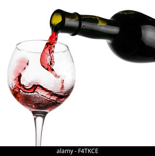 Rotwein aus der Flasche auf dem weißen Hintergrund isoliert gießen. Stockfoto