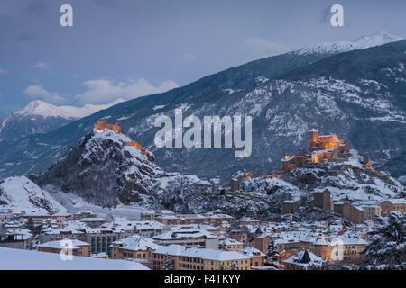 Sitten, Bräuche, Schweiz, Kanton Wallis, Stadt, Stadt, Kantonshauptstadt, Tourbillon, Valeria, Dämmerung, Licht, Beleuchtung, Winter Stockfoto