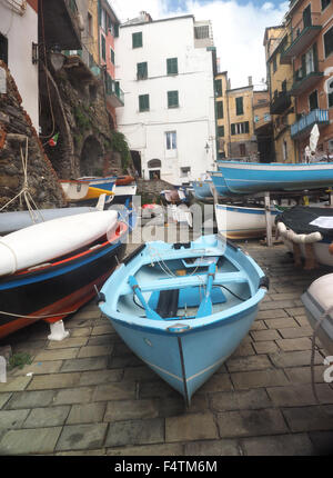 Riomaggiore Cinque Terre Italien mit alten Fischerbooten auf Straße mit historischen Gebäuden italienische Riviera Stockfoto