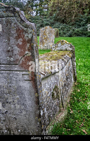 Altes Grab Grabsteine in einem englischen Dorf Kirchhof, Suffolk, UK Stockfoto