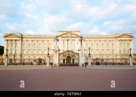 Der Buckingham Palace im frühen Morgenlicht in London