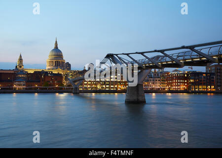 St. Pauls Kathedrale und Millennium-Brücke in London bei Nacht, natürliche Farben Stockfoto
