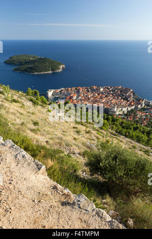 Blick auf einer Ebene auf den Berg Srd, der ummauerten Altstadt und Insel Lokrum bei Dubrovnik, Kroatien von oben. Stockfoto