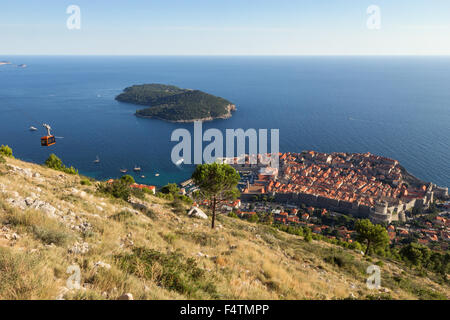 Blick auf eine Seilbahn, die ummauerte Altstadt von Dubrovnik und Lokrum Insel in Kroatien von oben. Stockfoto