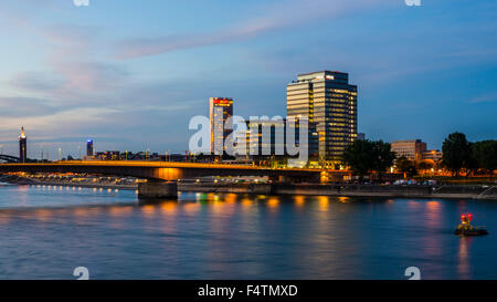 Dämmerung, Bürogebäude, Block, Büros, Deutschland, Deutz, Brücke, Europa, Geschäftsräume, Köln, Lanxess, LVR Turm, noch Stockfoto