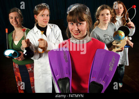 Fünf Studenten an der Rednock School, Dursley, Gloucestershire, Großbritannien, vertreten Karrieren in Chemie, Reisen, Sport, Geographie und Reisen. Stockfoto