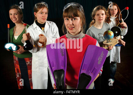 Fünf Studenten an der Rednock School, Dursley, Gloucestershire, Großbritannien, vertreten Karrieren in Chemie, Reisen, Sport, Geographie und Reisen. Stockfoto