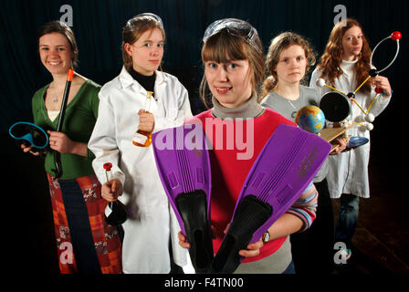 Fünf Studenten an der Rednock School, Dursley, Gloucestershire, Großbritannien, vertreten Karrieren in Chemie, Reisen, Sport, Geographie und Reisen. Stockfoto